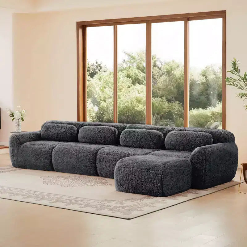 Divano sezionale modulare a L da 149" con pouf e cuscini decorativi – Tessuto felpato color kaki chiaro