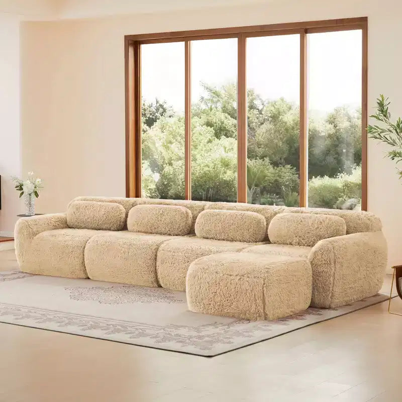 Divano sezionale modulare a L da 149" con pouf e cuscini decorativi – Tessuto felpato color kaki chiaro