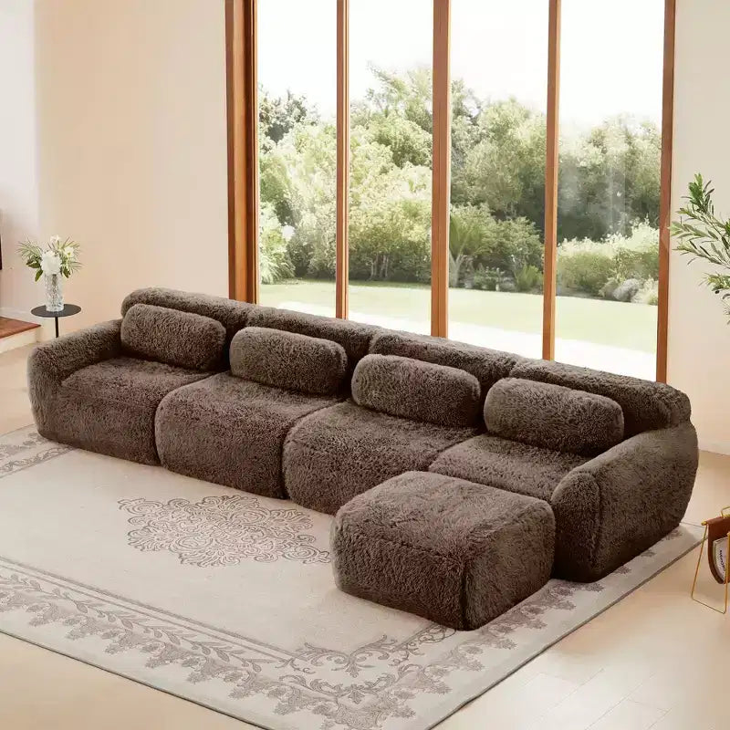 Divano sezionale modulare a L da 149" con pouf e cuscini decorativi – Tessuto felpato color kaki chiaro