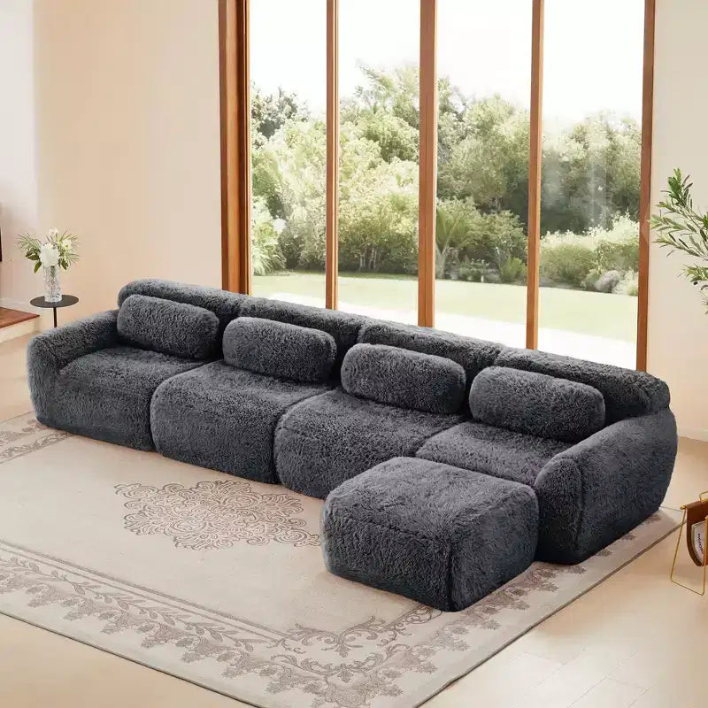 Divano sezionale modulare a L da 149" con pouf e cuscini decorativi – Tessuto felpato color kaki chiaro