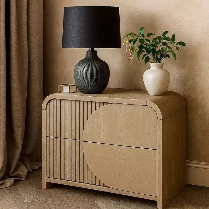Comodino con 2 cassetti e pannelli scanalati – Legno di caucciù marrone naturale, porte di ricarica USB