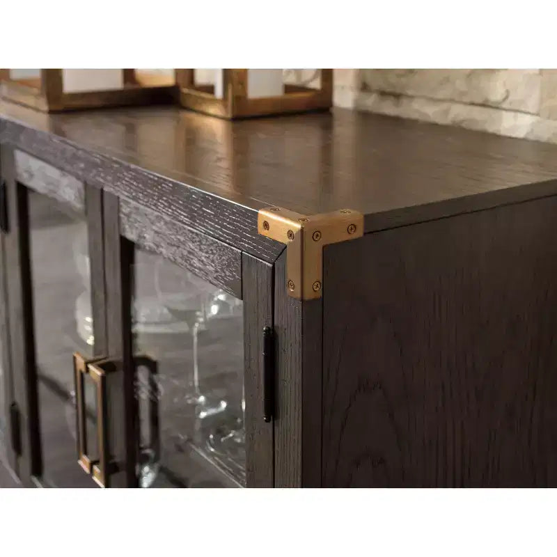 Madia da Pranzo con Ante in Vetro e Ripiani Regolabili – Finitura Quercia Scuro, Maniglie Tono Ottone