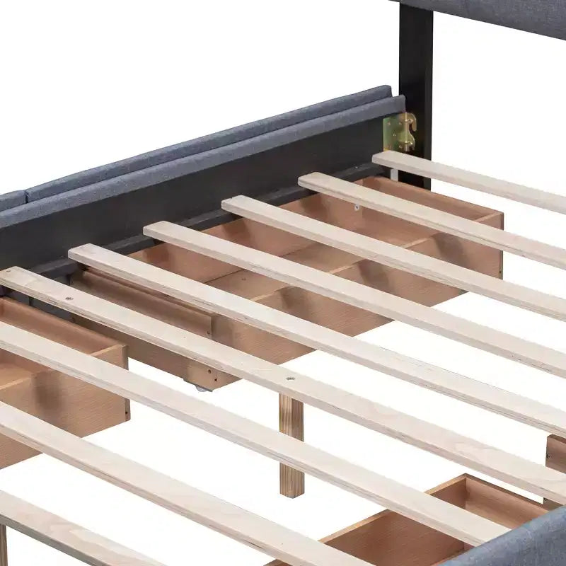 Letto a piattaforma imbottito queen size con testiera trapuntata a bottoni e 4 cassetti contenitore
