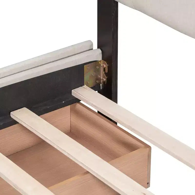 Letto a piattaforma imbottito queen size con testiera trapuntata a bottoni e 4 cassetti contenitore